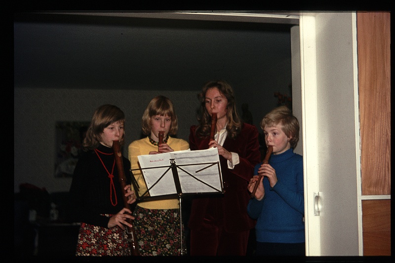 28.Regensburg dec 1974 Petra,Brigitte,Marion,Peter.JPG
